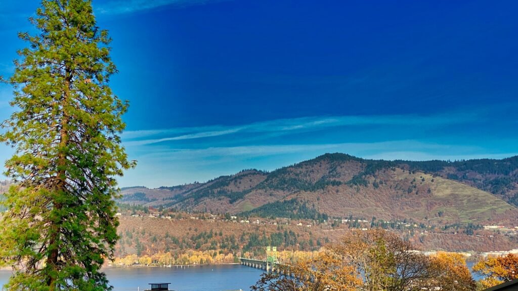 Hood River’s scenic waterfront along the Columbia Gorge, with sailboats and mountain backdrop.
